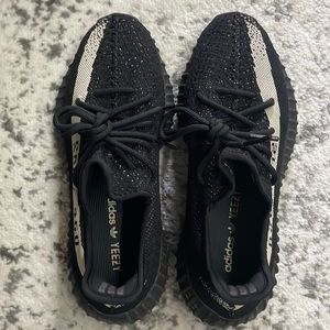 Great condition!!! YEEZY BOOST 350 v2 Size 9